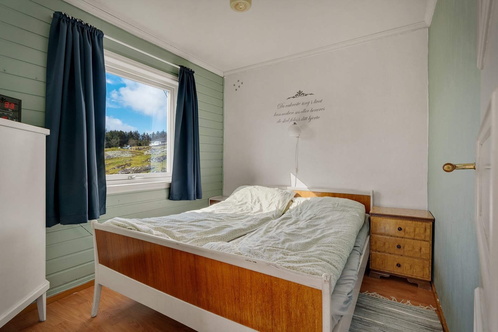 Soverommet har plass til dobbeltseng, nattbord og oppbevaringsmøblement. Galleribilde