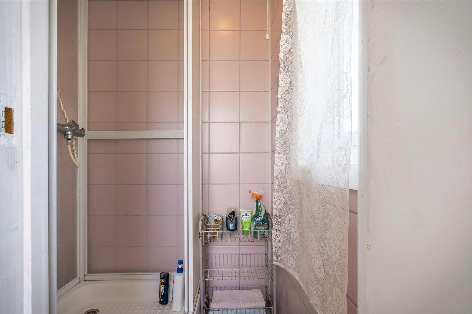 Dusjrommet inneholder dusjkabinett. Galleribilde