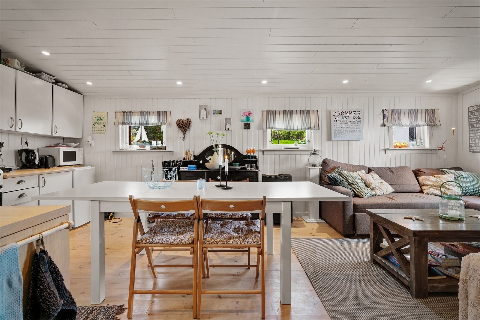 God plass til å innrede med sofa - og spisebordsgruppe. Galleribilde