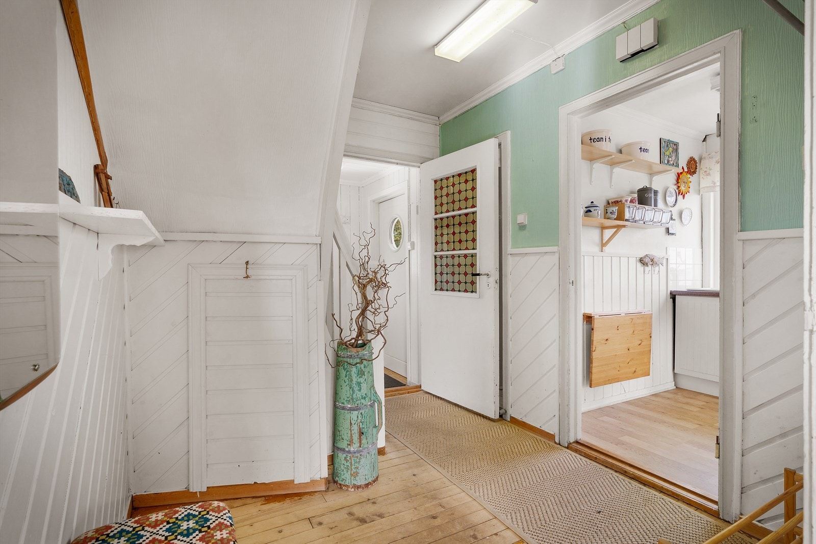 Romslig entrè med plass til enkel oppbevaring av yttertøy og sko. Galleribilde