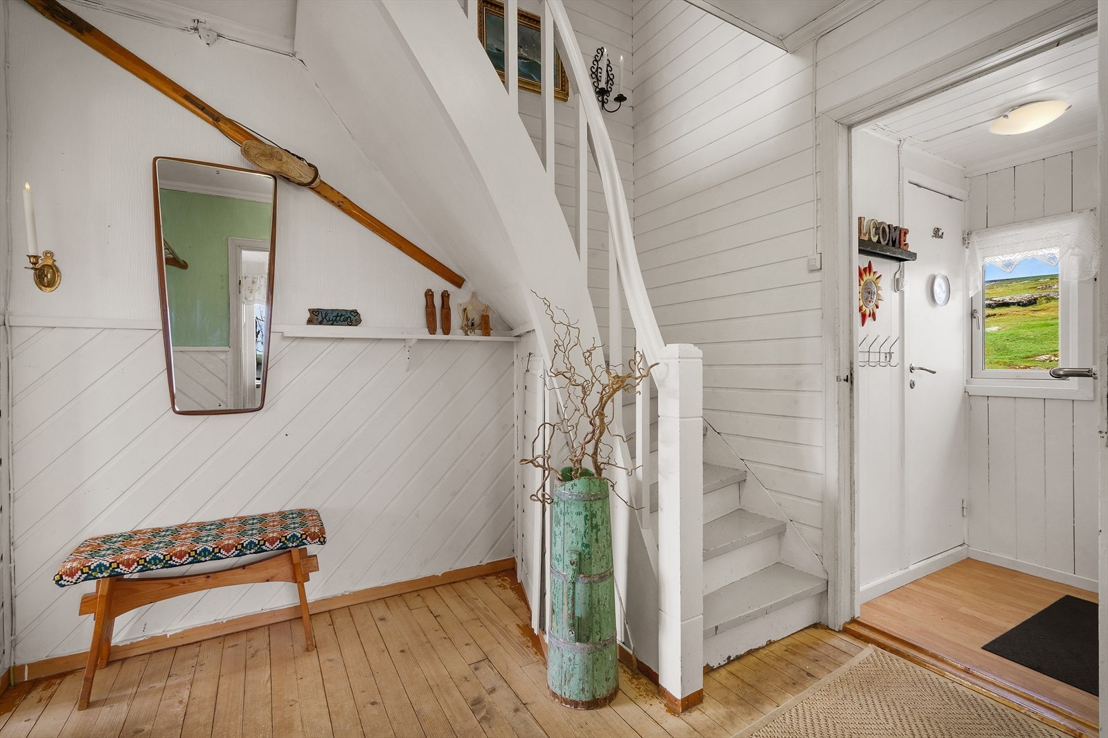 Fra gangen er det trapp opp til 2.etasje/loft. Galleribilde