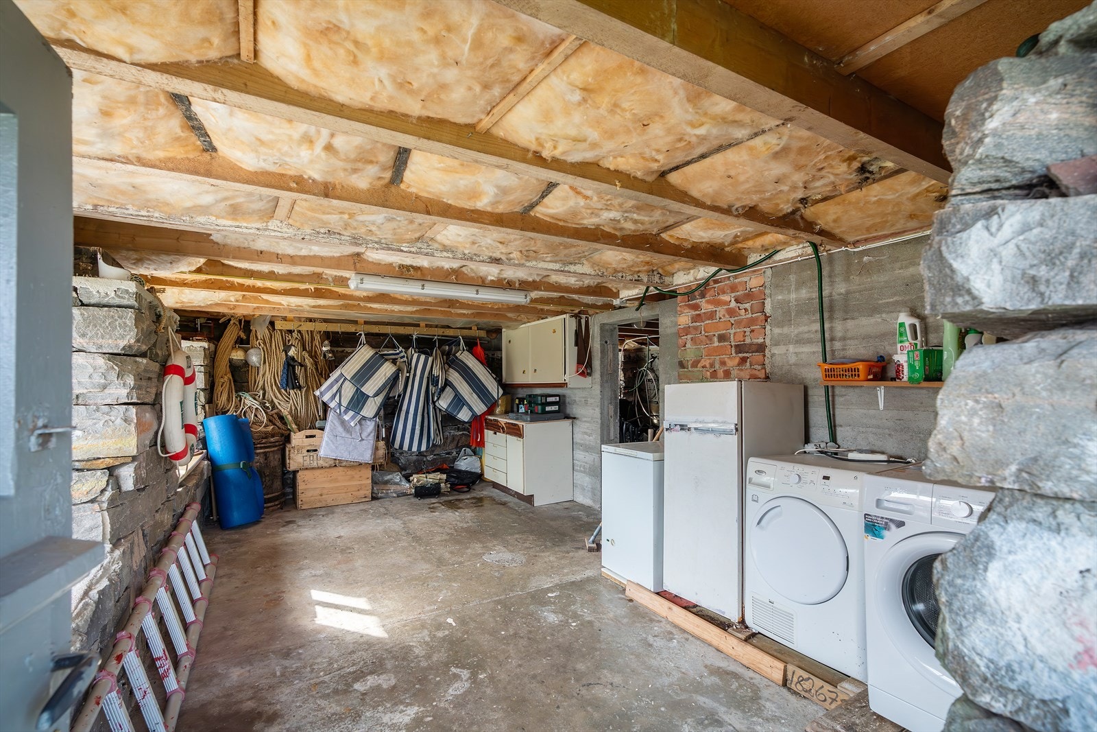 Kjelleren har utvendig adkomst og er inndelt i 2 kjellerom. Det er opplegg for vaskemaskin og tørketrommel i kjelleren. God plass til oppbevaring av div. båt - og hageutstyr. Galleribilde