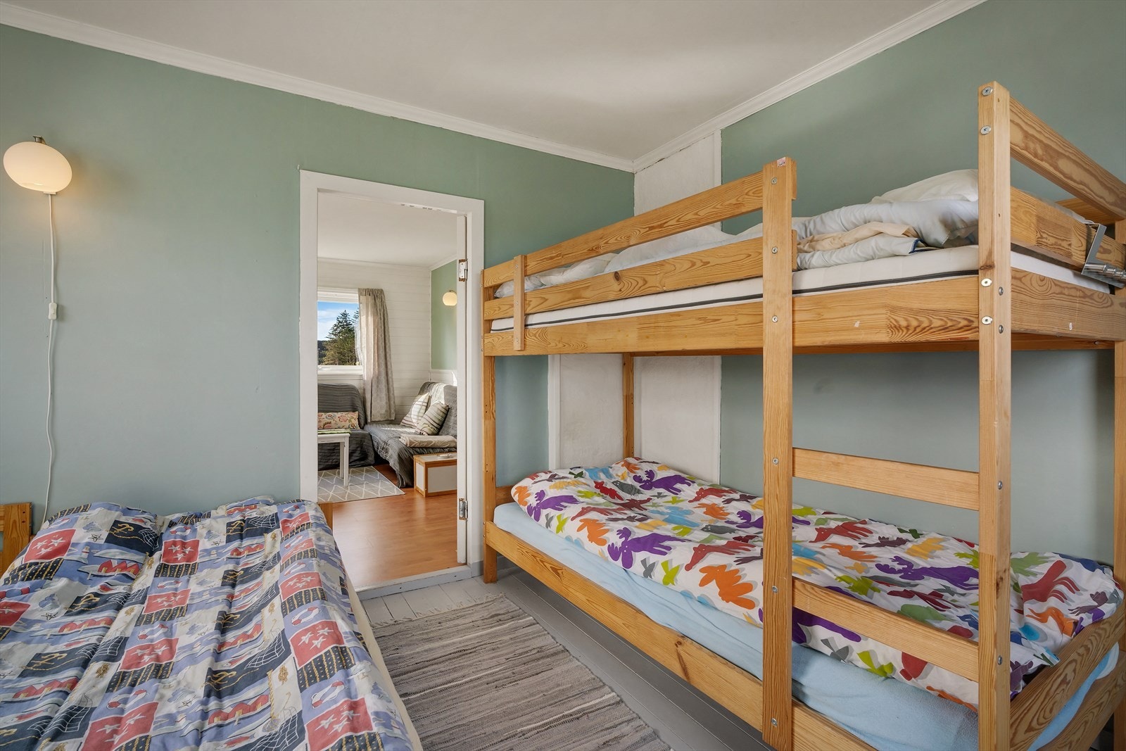 Stort soverom med god plass til både køyeseng og dobbeltseng. Galleribilde