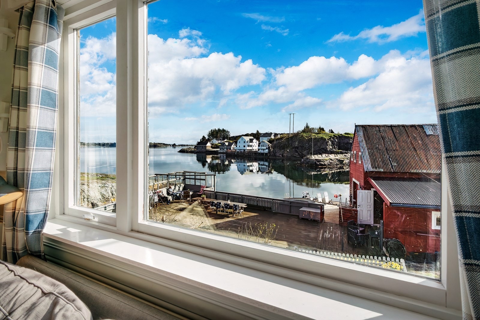 Store vindusflater sørger for gode lysforhold, tillegg til nydelig sjøutsikt. Galleribilde