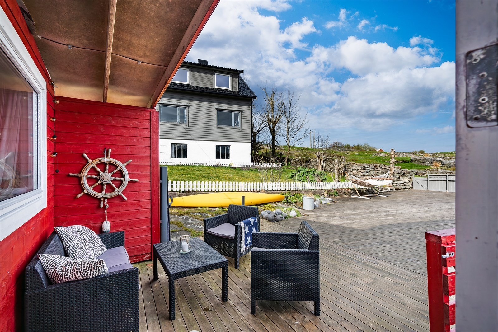 Naustet har et trivelig inngangsparti med plass til sittegruppe. Galleribilde
