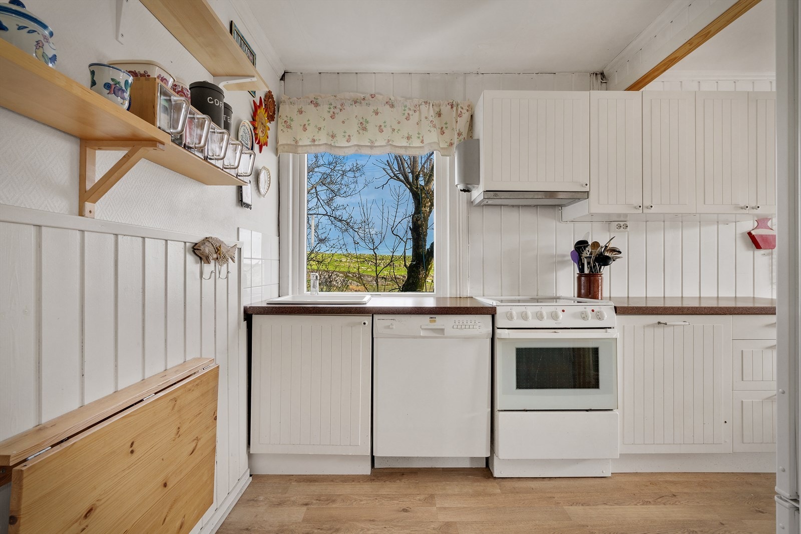 Godt med skap - og benkeplass! Galleribilde