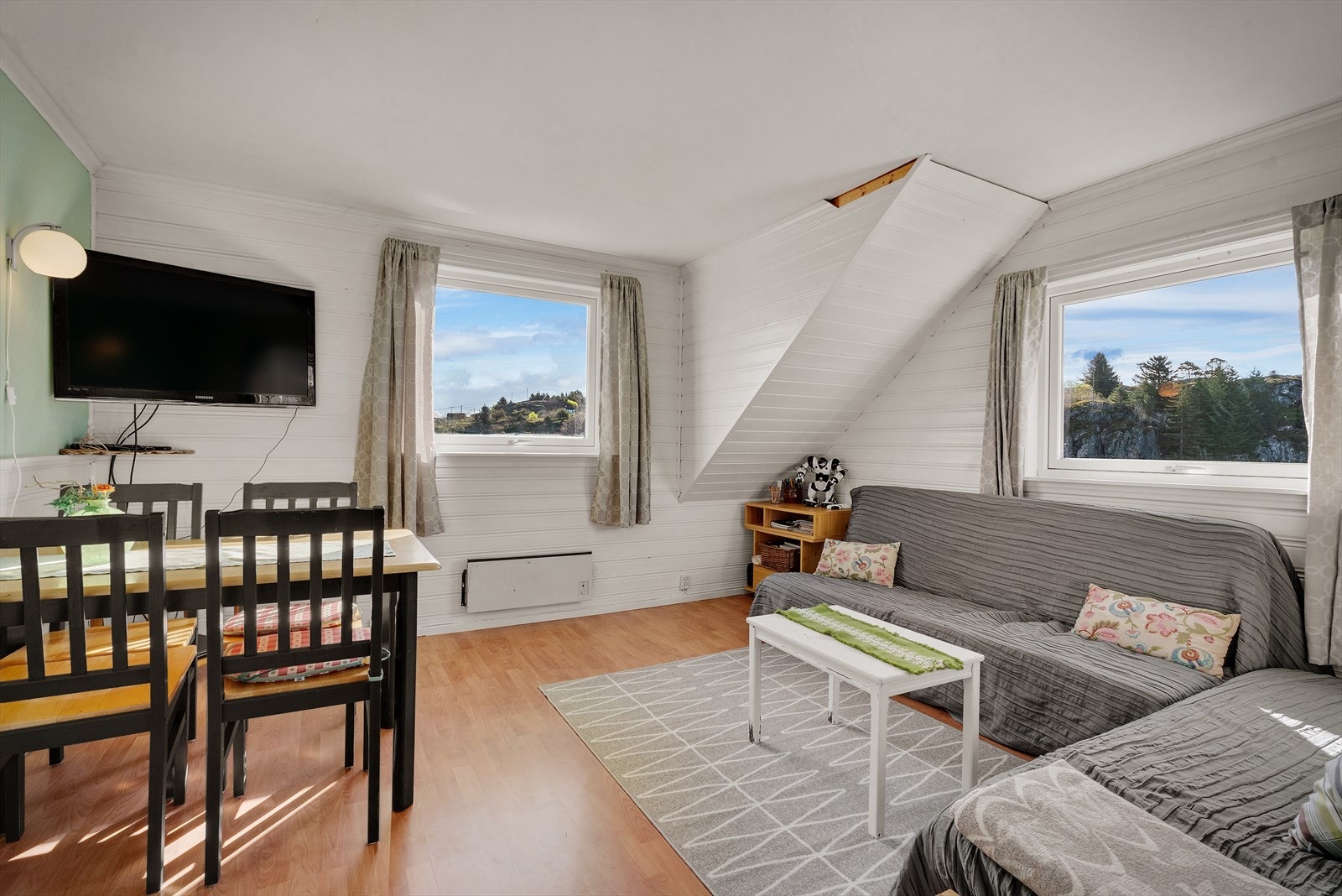 Tv-stuen har god plas til sofa - og tvmøbler, og kan også benyttes til soverom. Galleribilde