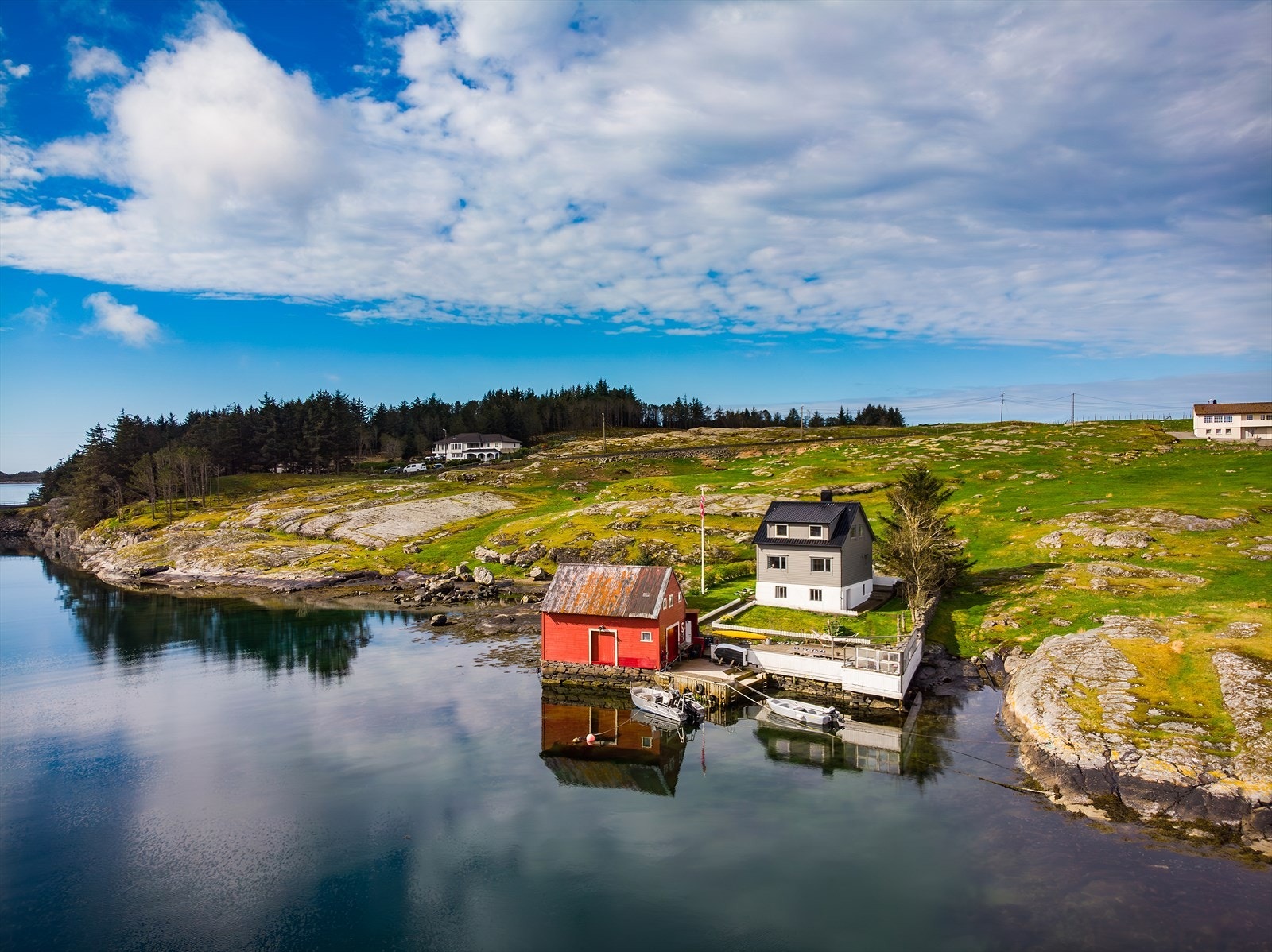 Her kan du våkne opp til fantastiske soloppganger, og solnedganger samtidig som du har kort vei til hverdagsfasiliteter. Galleribilde