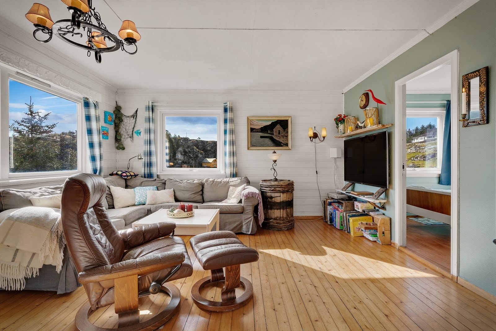 Fra stuen er det adkomst til et stort soverom. Galleribilde