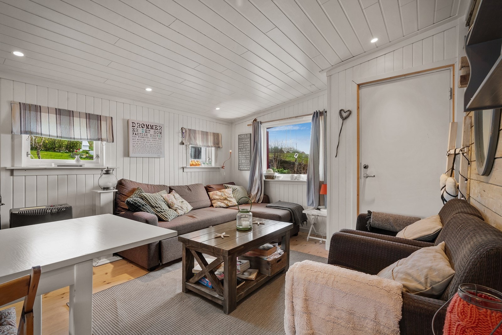 Hvitmalte vegger og flere vinduer sørger for en luftig atmosfære. Galleribilde