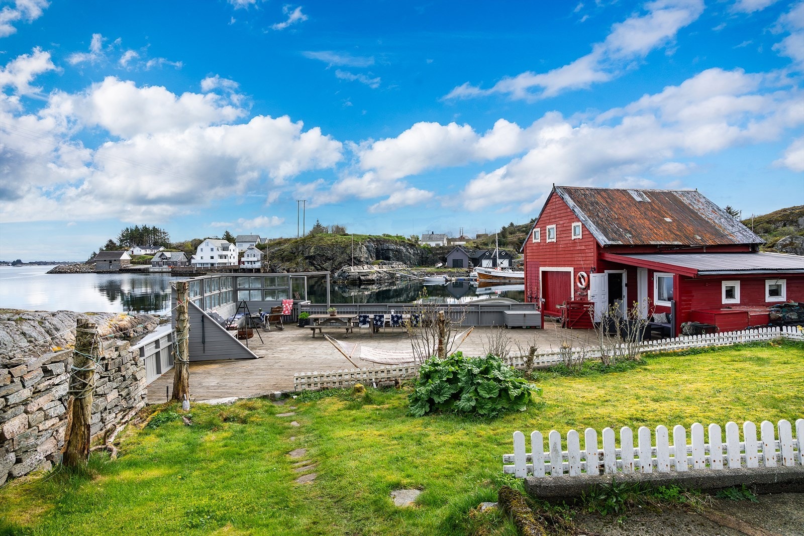 Stor og herlig terrasseplatting og kai/brygge på tilsammen ca. 120 m² like ved sjøen. Galleribilde