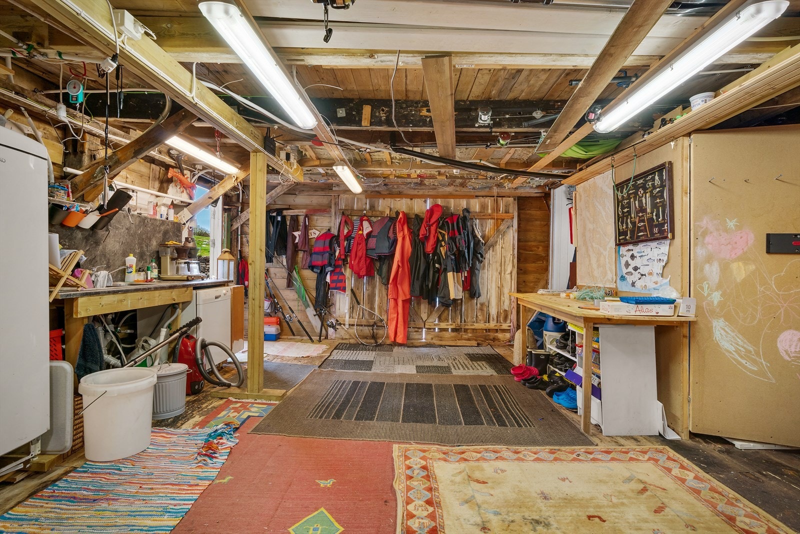 Stort nausterom med gode oppbevaringsmulighet, samt praktisk benkeinnredning. Galleribilde