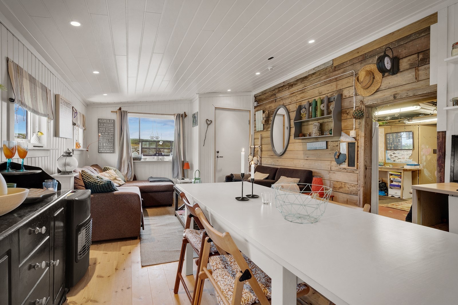 Kjøkkenet har slette fronter og benkeplate med nedfelt vask. Galleribilde