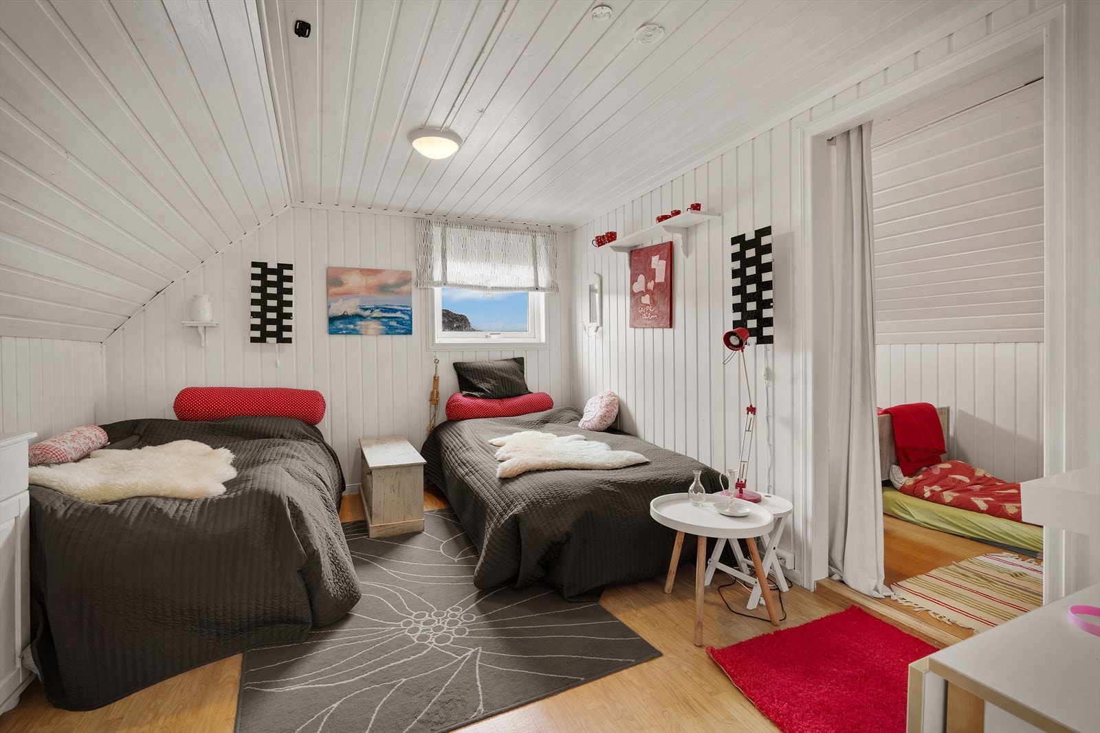 Det ene oppholdsrommet er plassert innenfor soverommet som har plass til møblering med seng og nattbord. Galleribilde