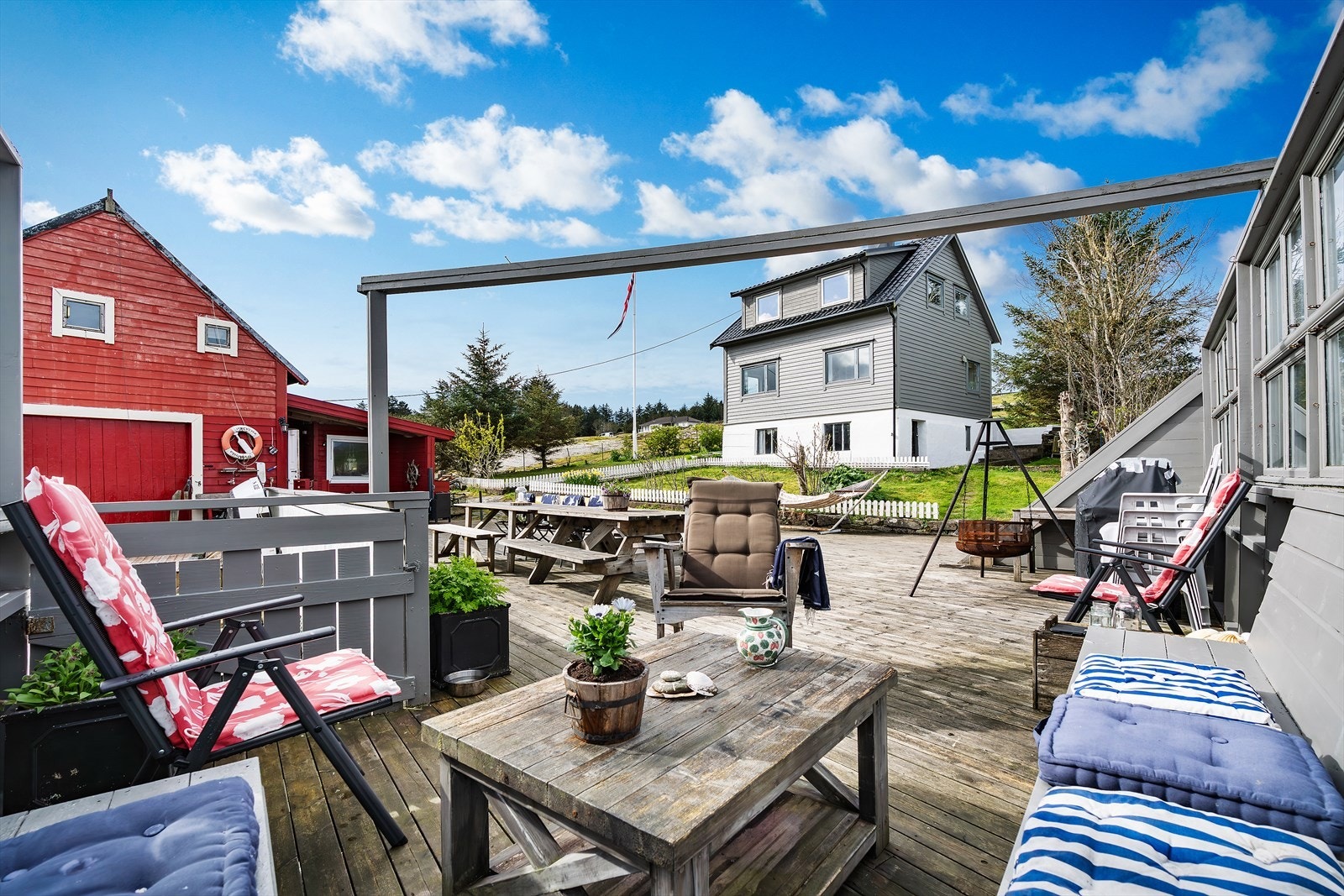 Eiendommen har en romslig tomt på ca. 600 m² og byr på solrike utearealer samt en stor terrasseplatting og en privat kai/brygge med badestiger og båtplass. Galleribilde