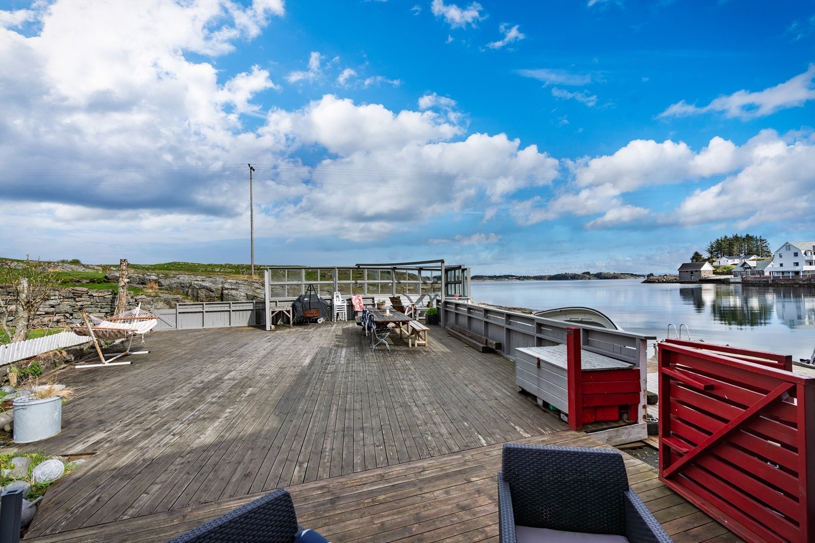 Her kan man møblere med flere sittegrupper, solsenger, parasoll og bålpanne. Galleribilde