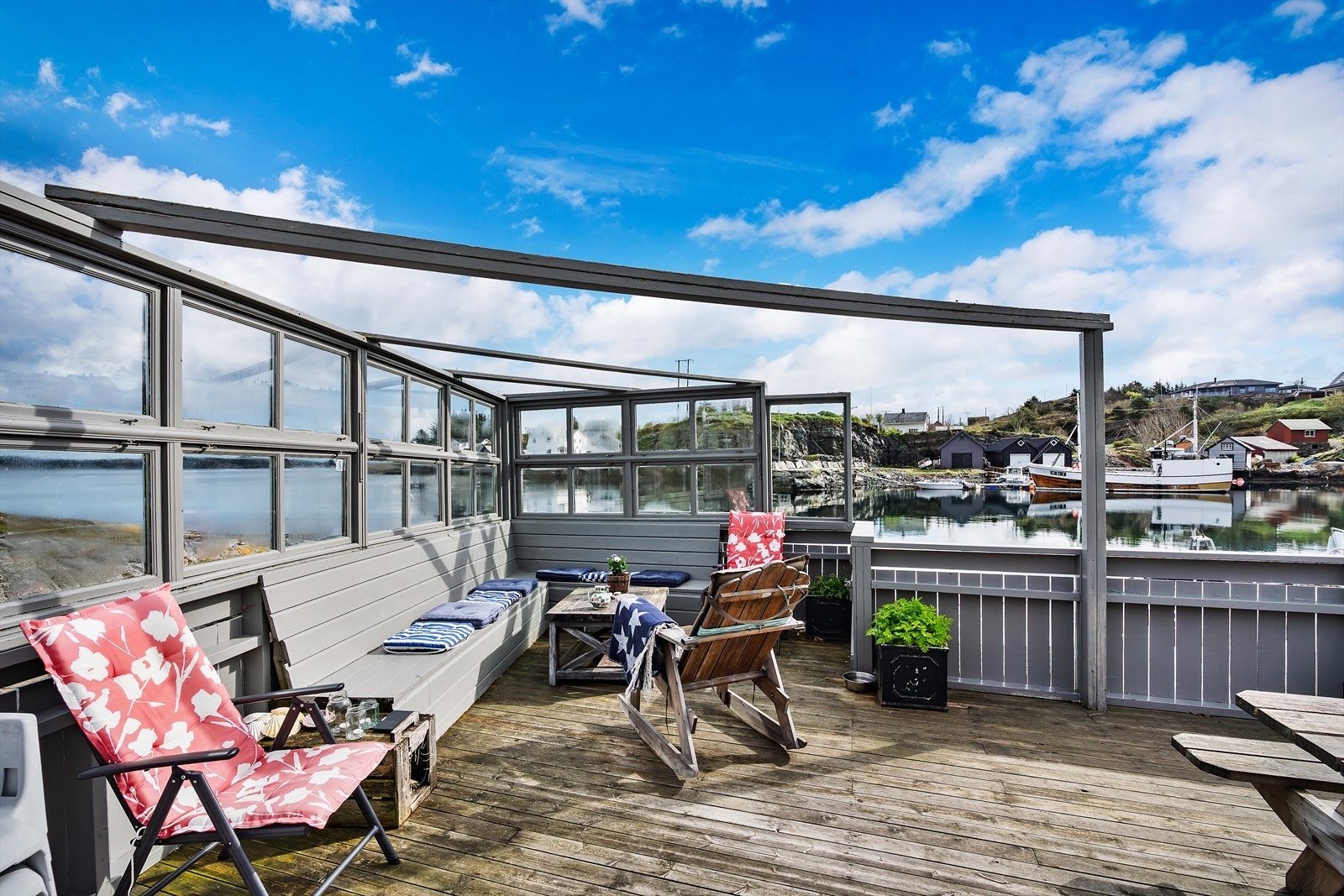 Det er montert levegg med vinduer i den ene enden av terrassen. Galleribilde