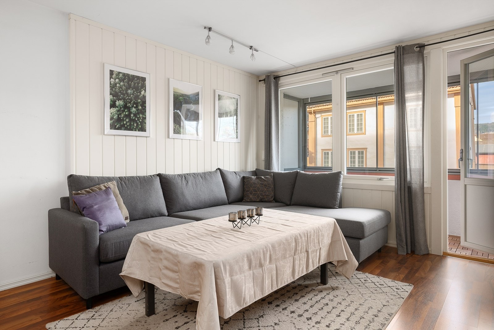 Rommet har nøytrale farger. Galleribilde