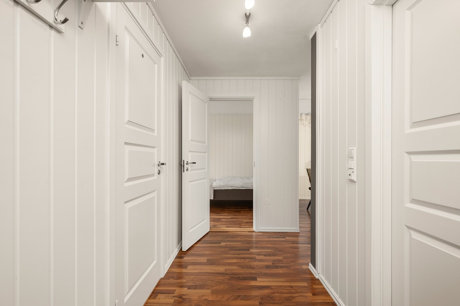 Fra entré/gang har du adgang til bad, begge soverom og videre ut i stuen. Galleribilde