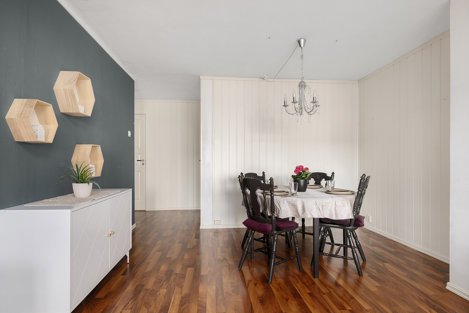 Stuen ligger åpent til fra entré/gang. Galleribilde