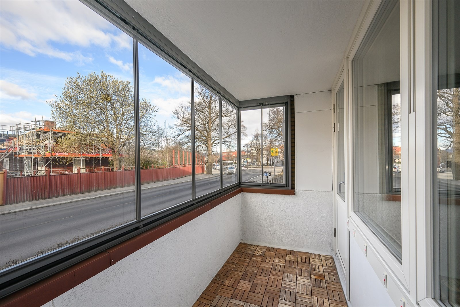 Innglasset balkong utenfor stuen. Galleribilde