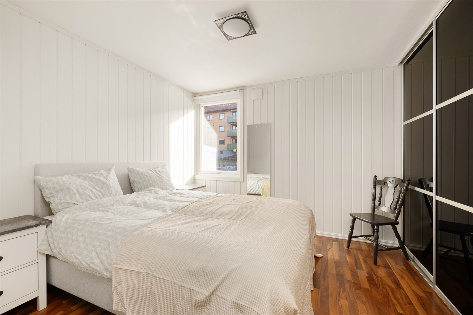 Soverom 1 er romslig med god plass på begge sider av senga. Skyvedørsgarderobe i tillegg. Galleribilde