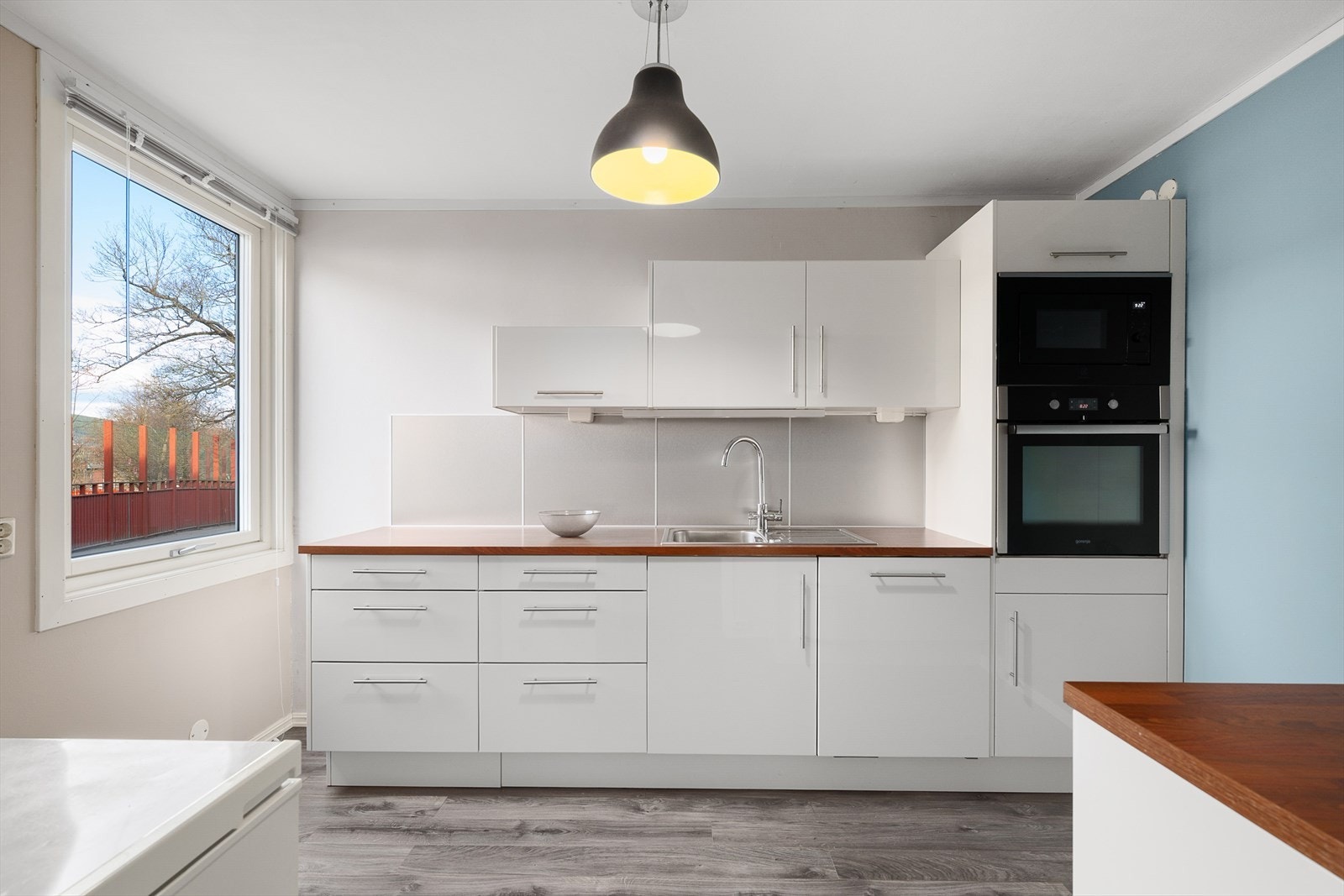 Lys og pen kjøkkeninnredning. Galleribilde