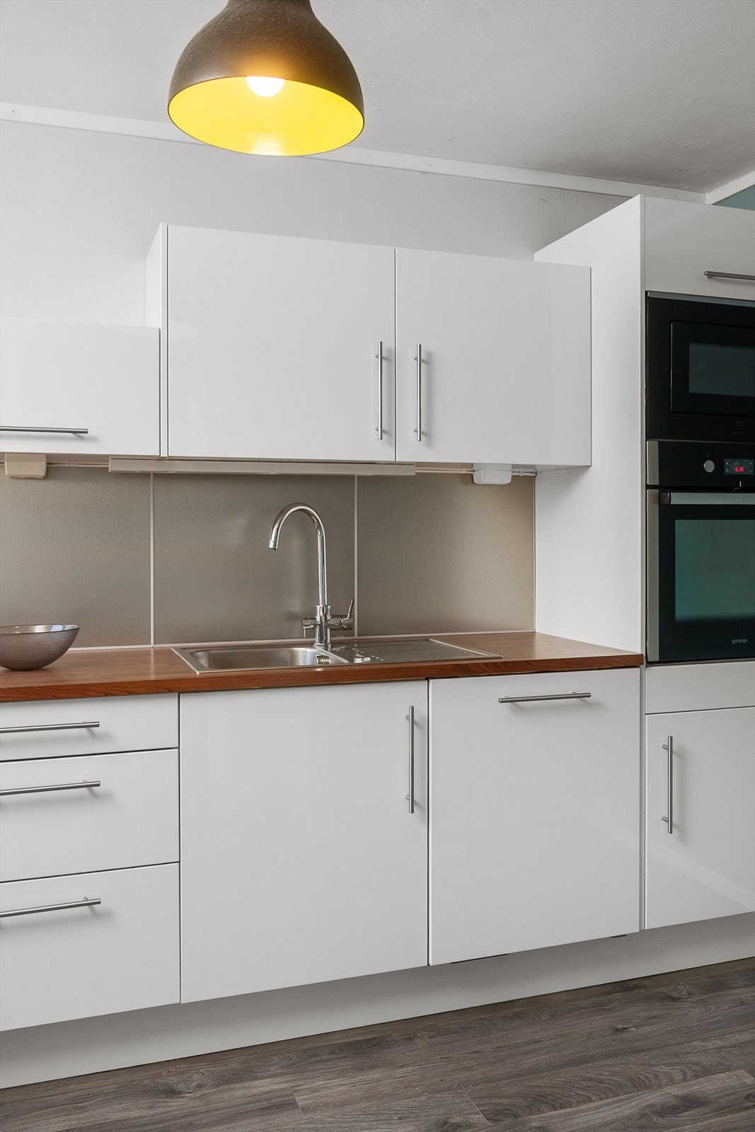 Stor benkeplass på kjøkkenet. Galleribilde