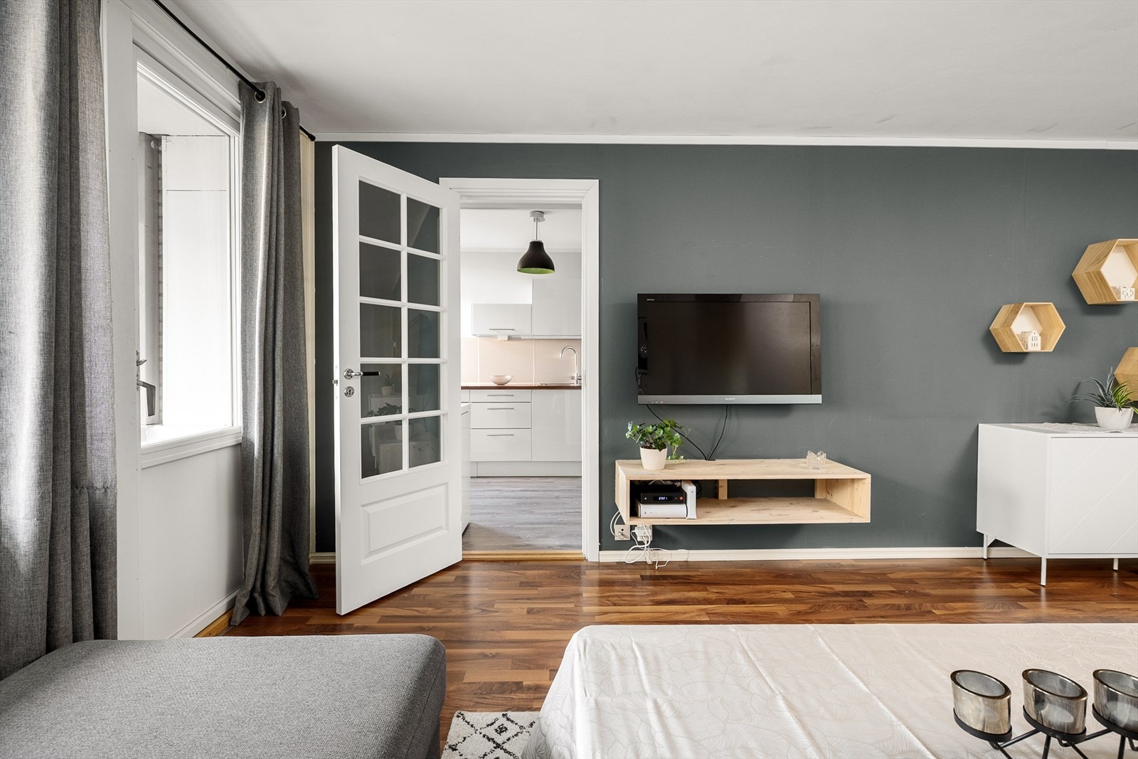 Fra stuen har du videre adgang til kjøkken og innglasset balkong. Galleribilde