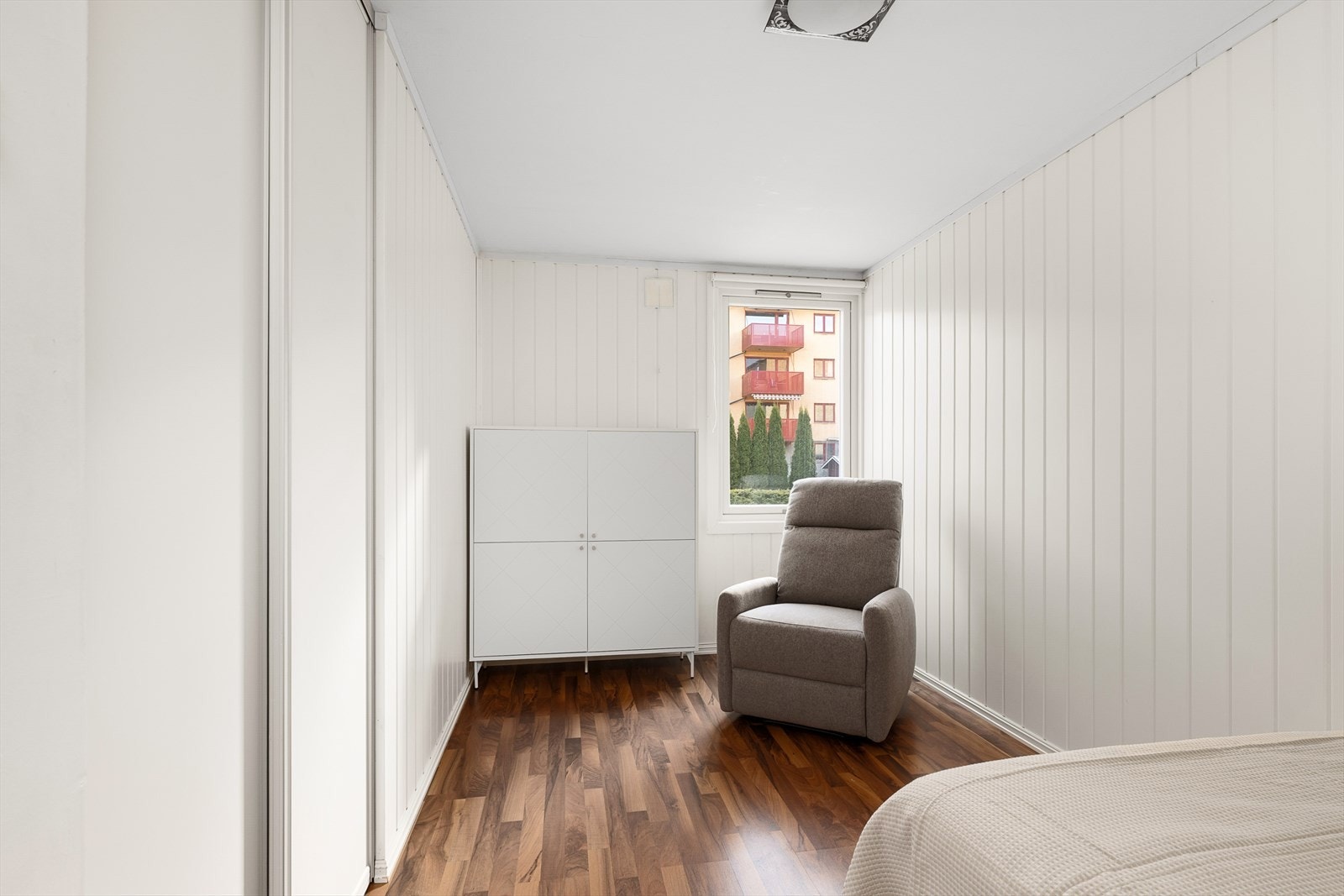 Begge soverommene har plassbygde garderobeskap og plass til dobbeltseng. Galleribilde