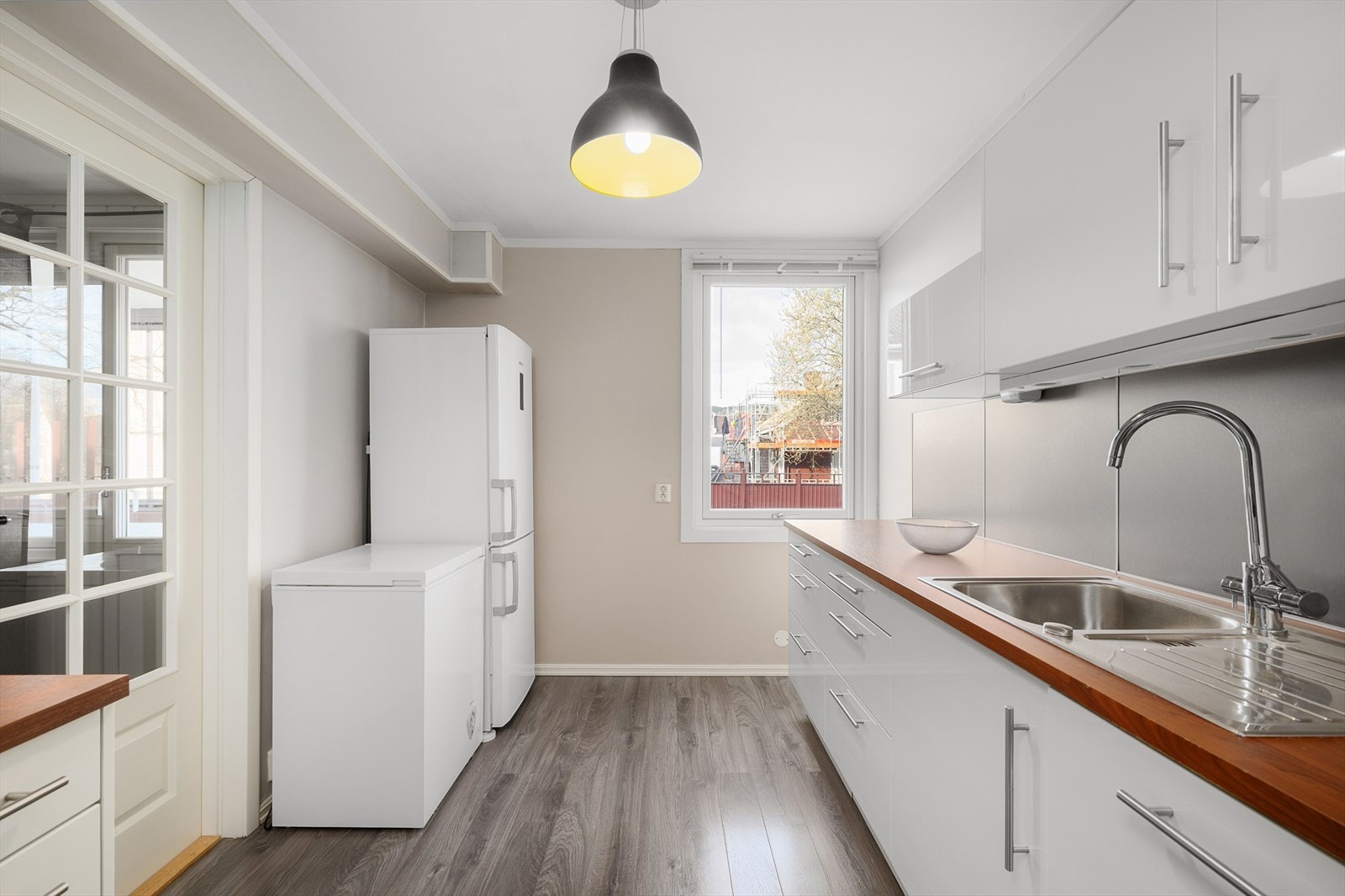 Kjøkkenet har rikelig med lagringsplass i skuffer og skap. Galleribilde