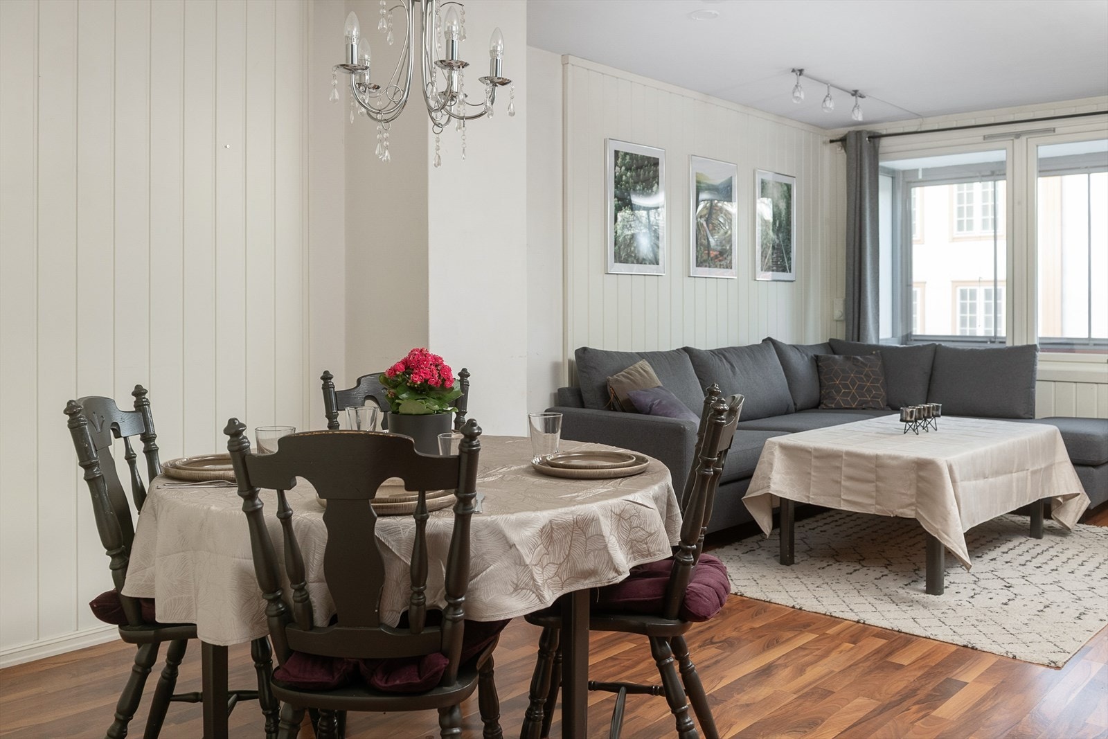 Vestvendte vinduer i stua med 3 lags-glass og malte karmer datert 2016. Verandadør også fra 2016. Galleribilde