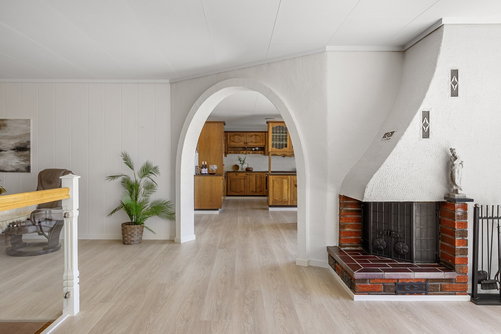 Stuen har både peis og varmepumpe. Galleribilde