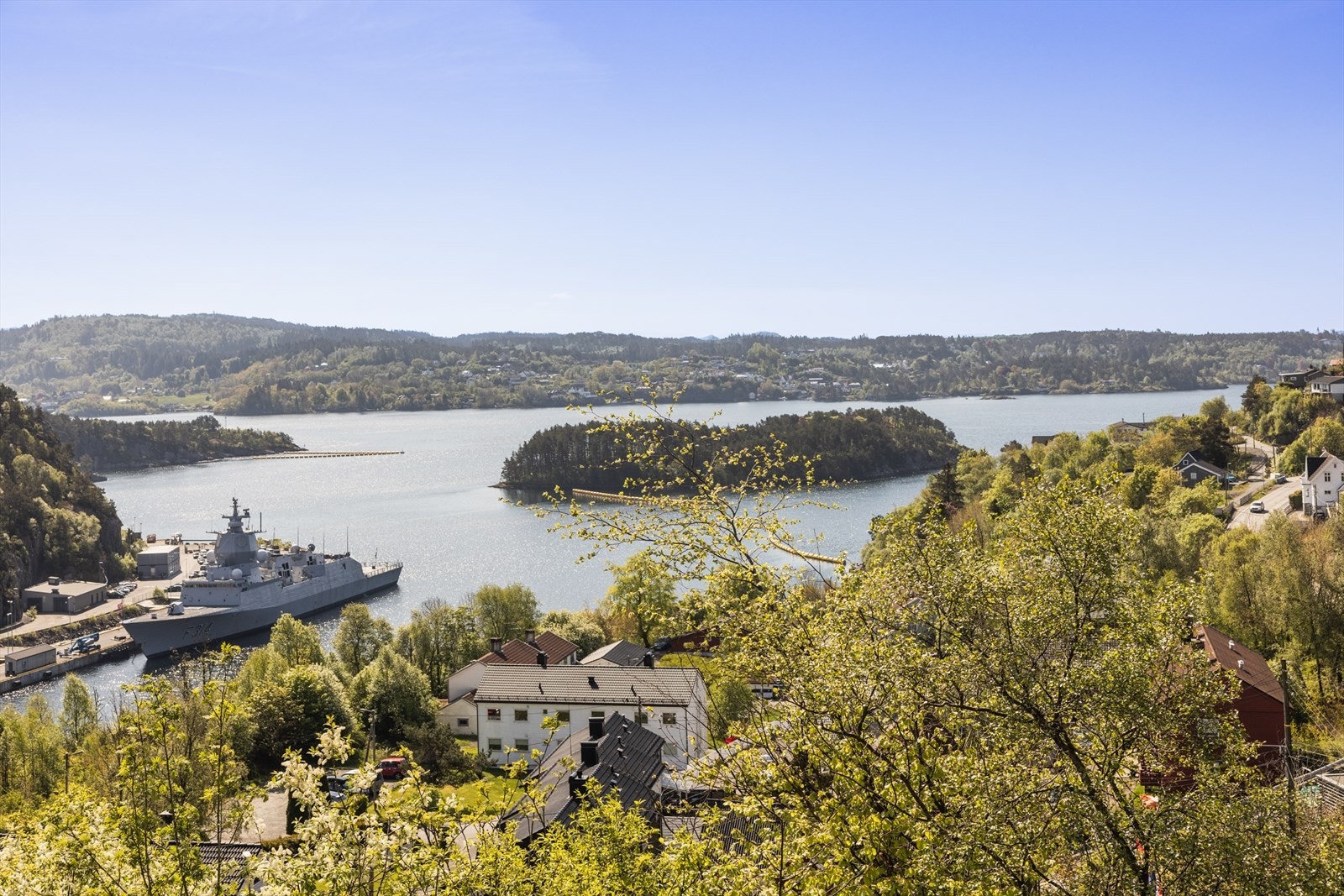 Boligen har en barnevennlig og populær beliggenhet i et veletablert område. Galleribilde