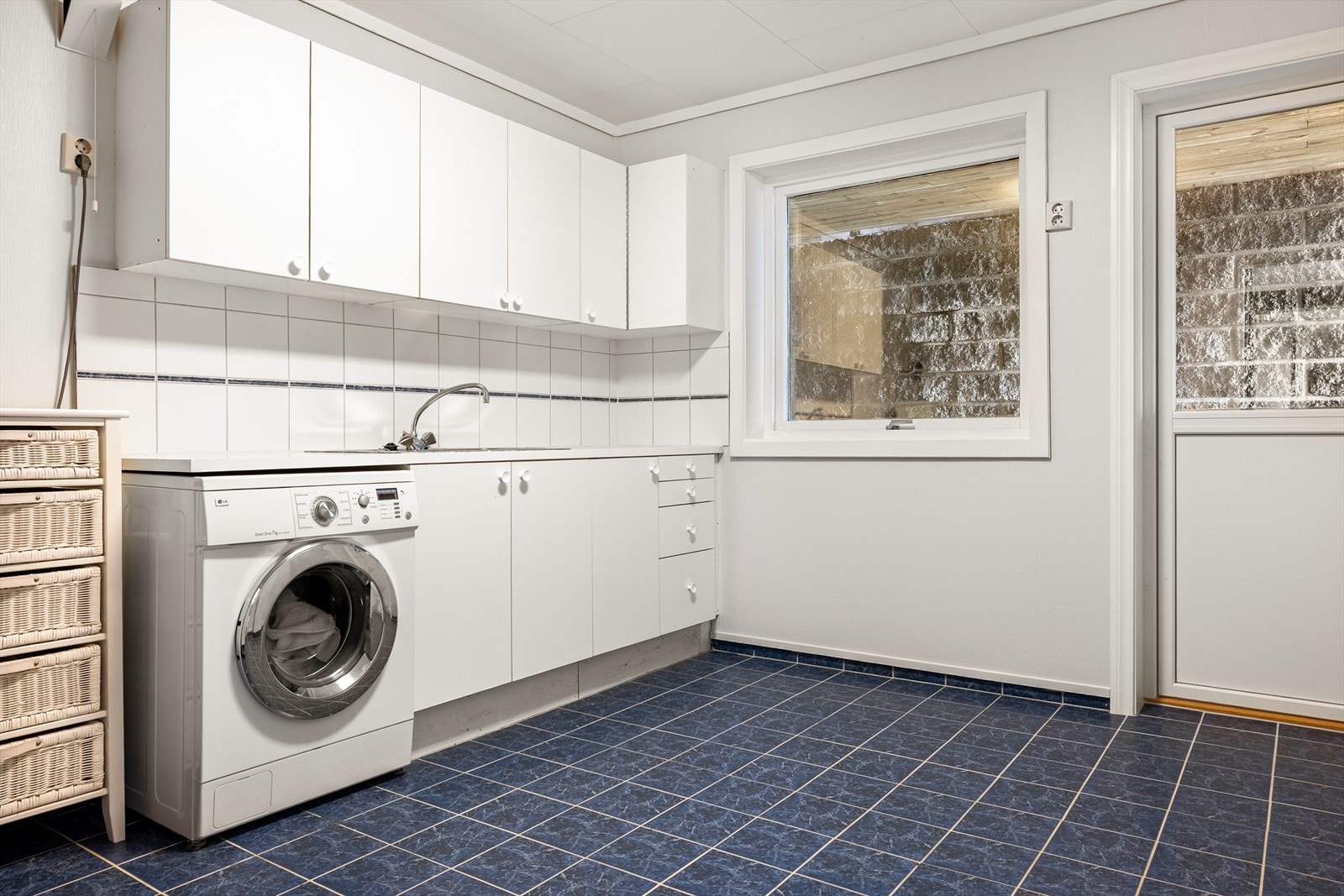 Vaskerom har mye god arbeidsplass. Galleribilde