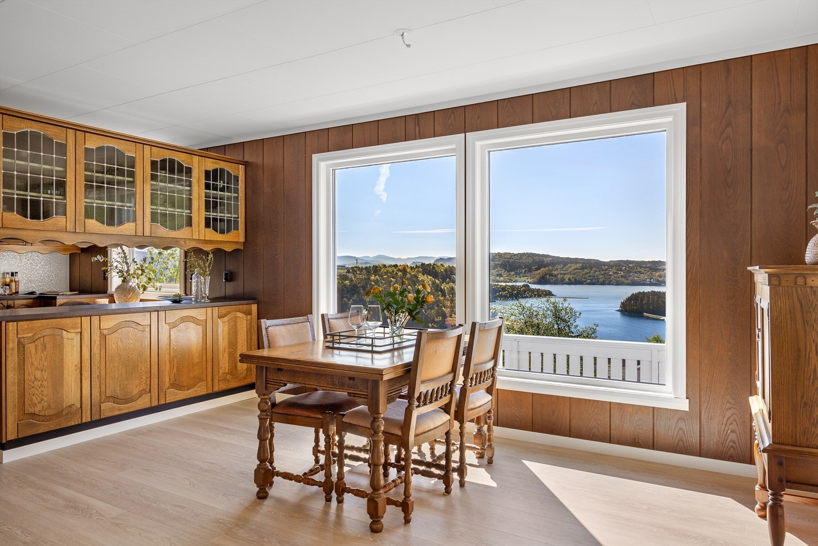 På kjøkkenet er det også plass til spisebord, foran store vindusflater som lar deg nyte utsikt til måltidet. Galleribilde