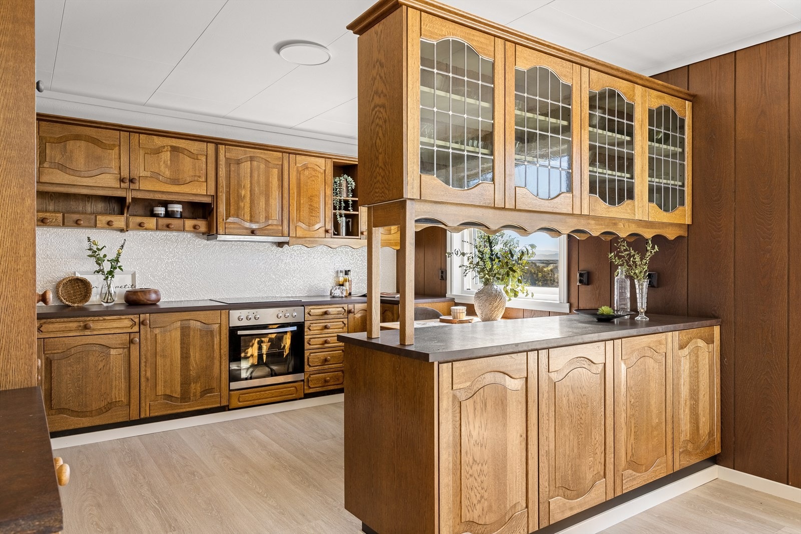 Her er det mye praktisk skap- og benkeplass. Galleribilde