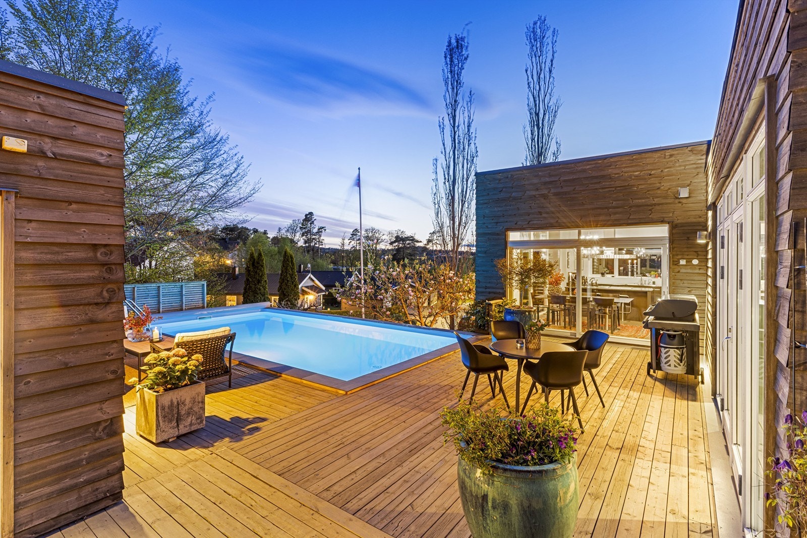 Velstelt og pent uteområde som er gjennomført tilpasset tomtens naturlige terreng. Galleribilde