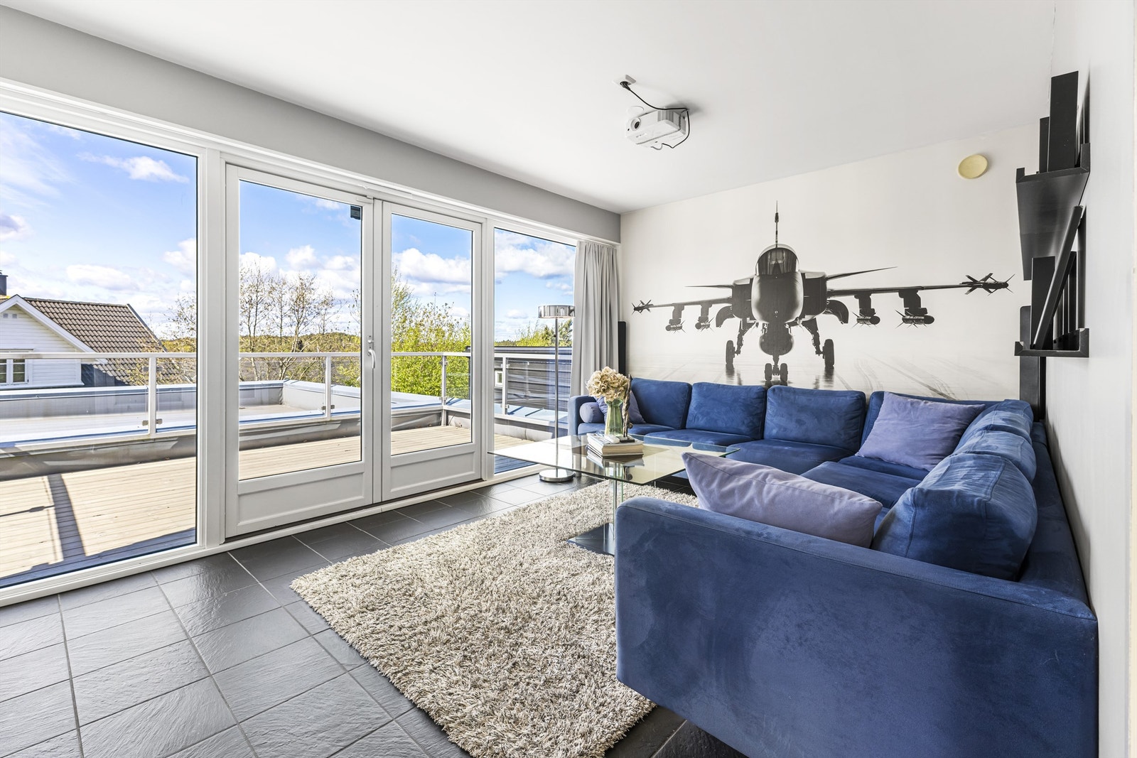 Lys og fin Tv-stue i 1- etasje med prosjektor som medfølger Galleribilde