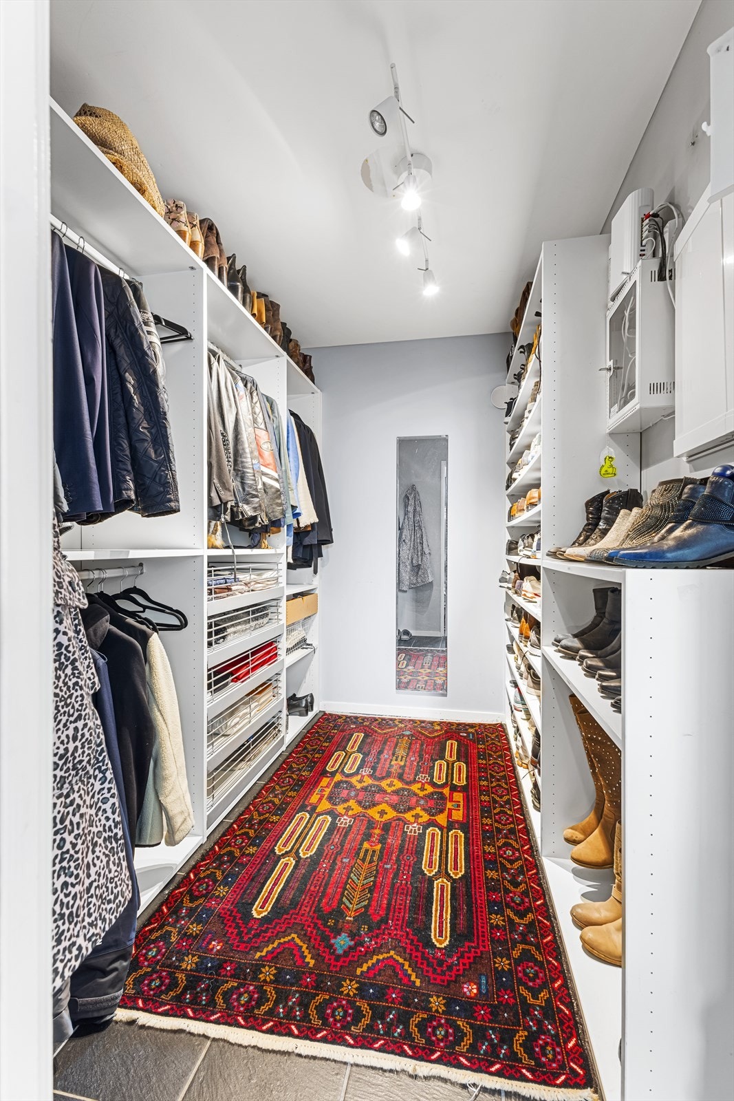 Eget garderoberom i 1. etasje Galleribilde