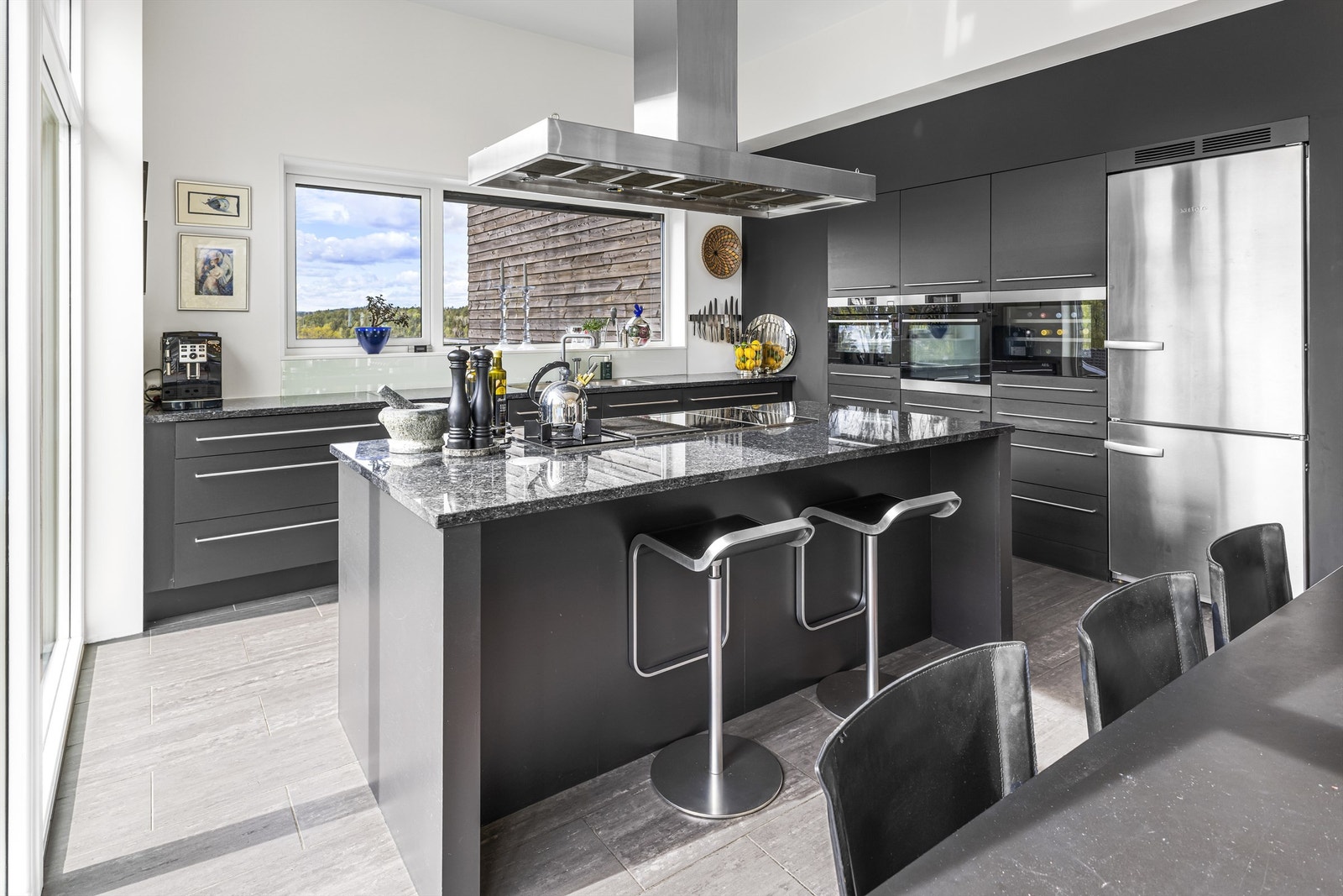 Et sosialt og funksjonelt kjøkken - Perfekt for både hverdager og selskap Galleribilde