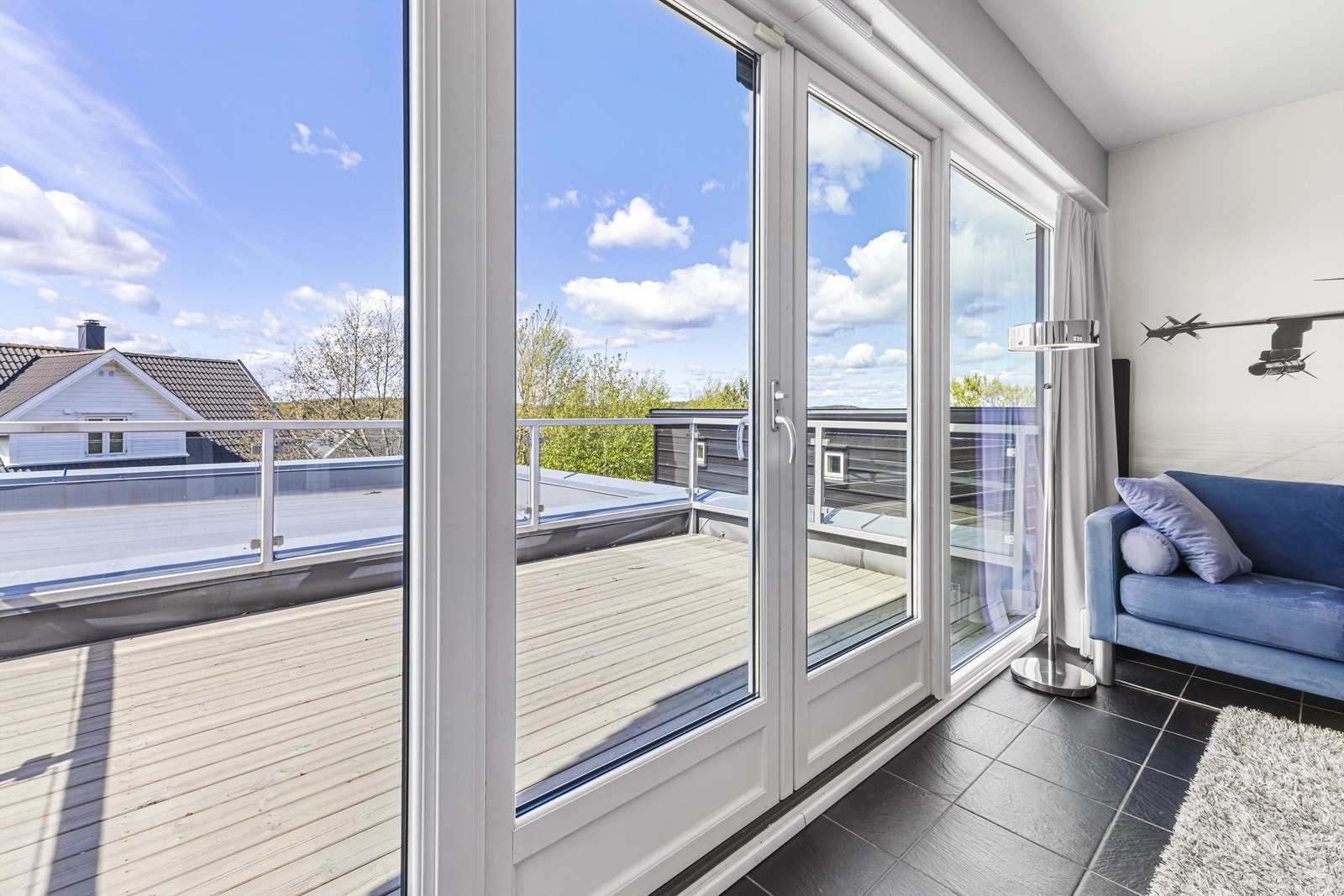 Fra Tv-stuen i 1. etasje er det utgang til egen veranda Galleribilde