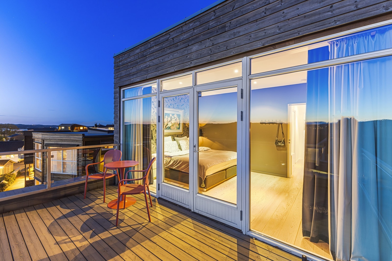 Luftig og solrik veranda i 2. etasje med tilkomst fra soverommet. Galleribilde