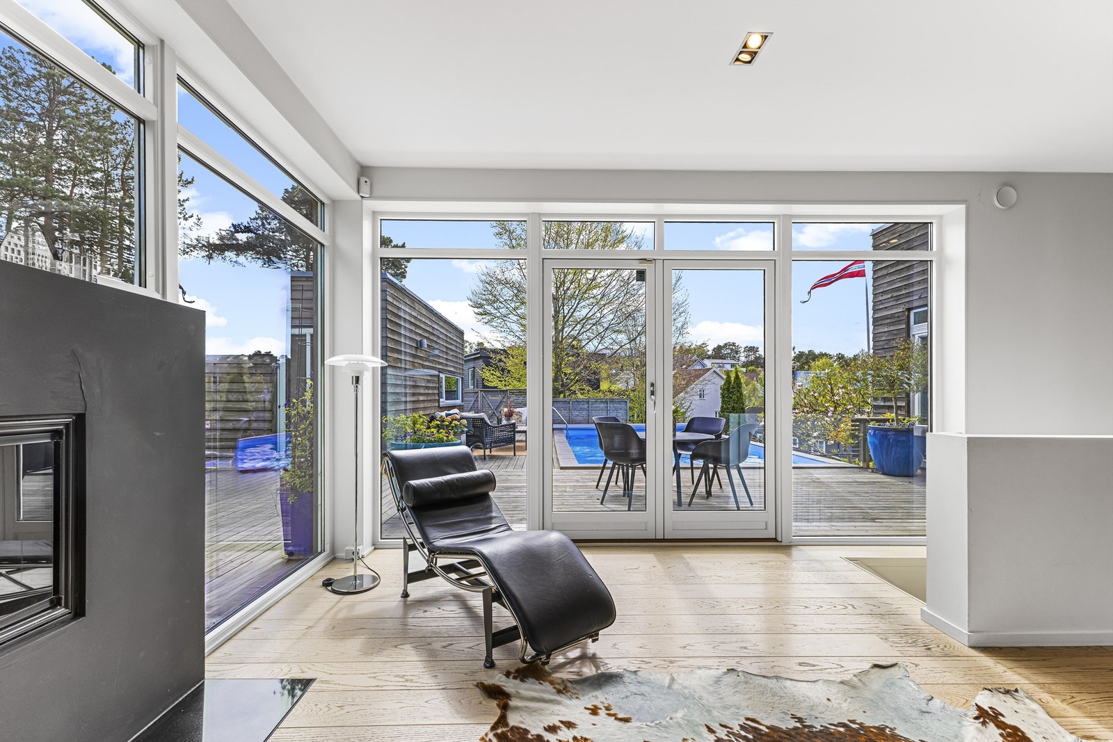 Takhøye vinduer i stuen som åpner rommet mot omgivelsene. Galleribilde