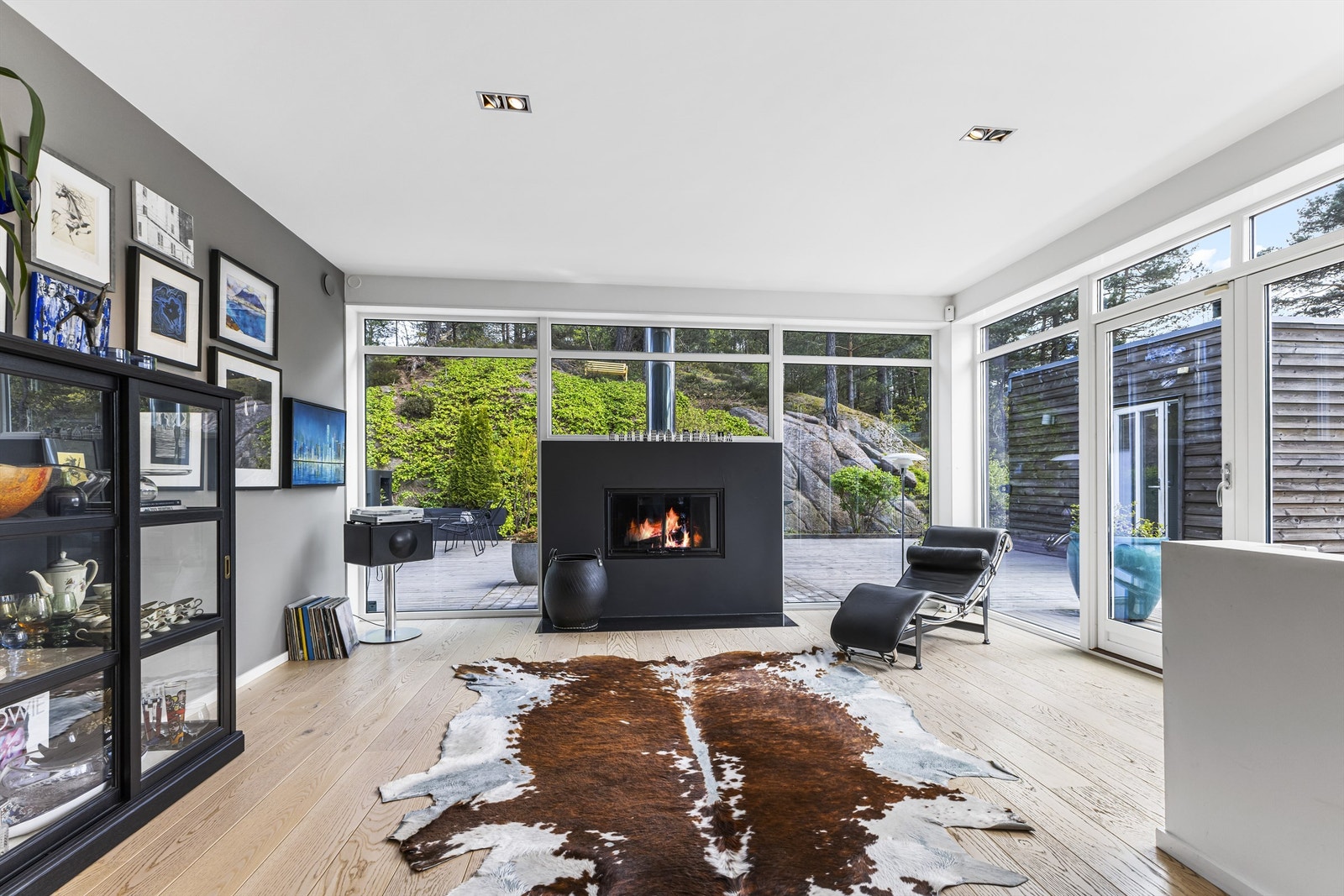 Lys og luftig stue med store vinduer, peis og direkte utgang til hagen Galleribilde