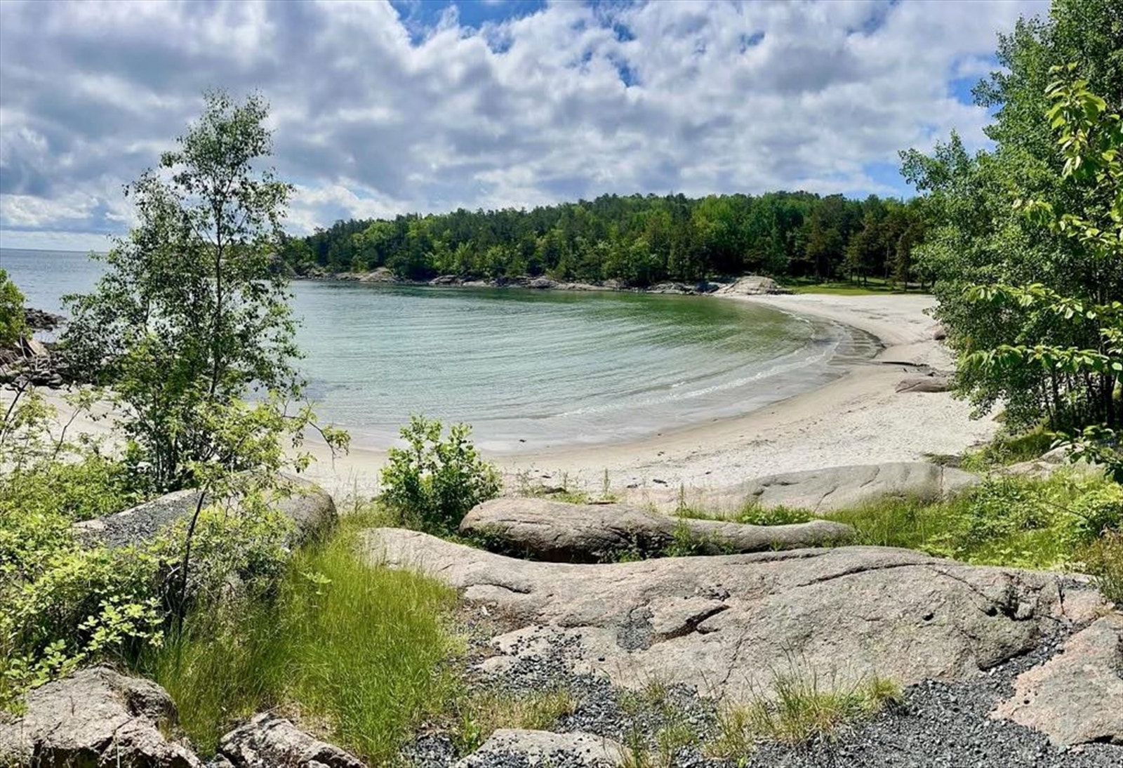 Ca 10 minutters gange på vakre stier til flotte strender som Storesand og Randvika Galleribilde