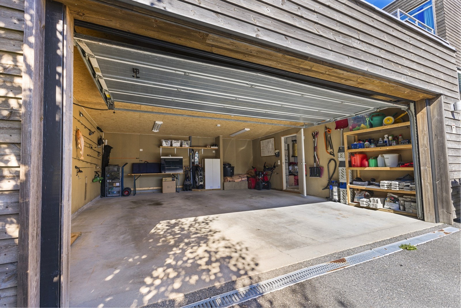 Stor dobbel garasje som har etterisolerte vegger og tak Galleribilde