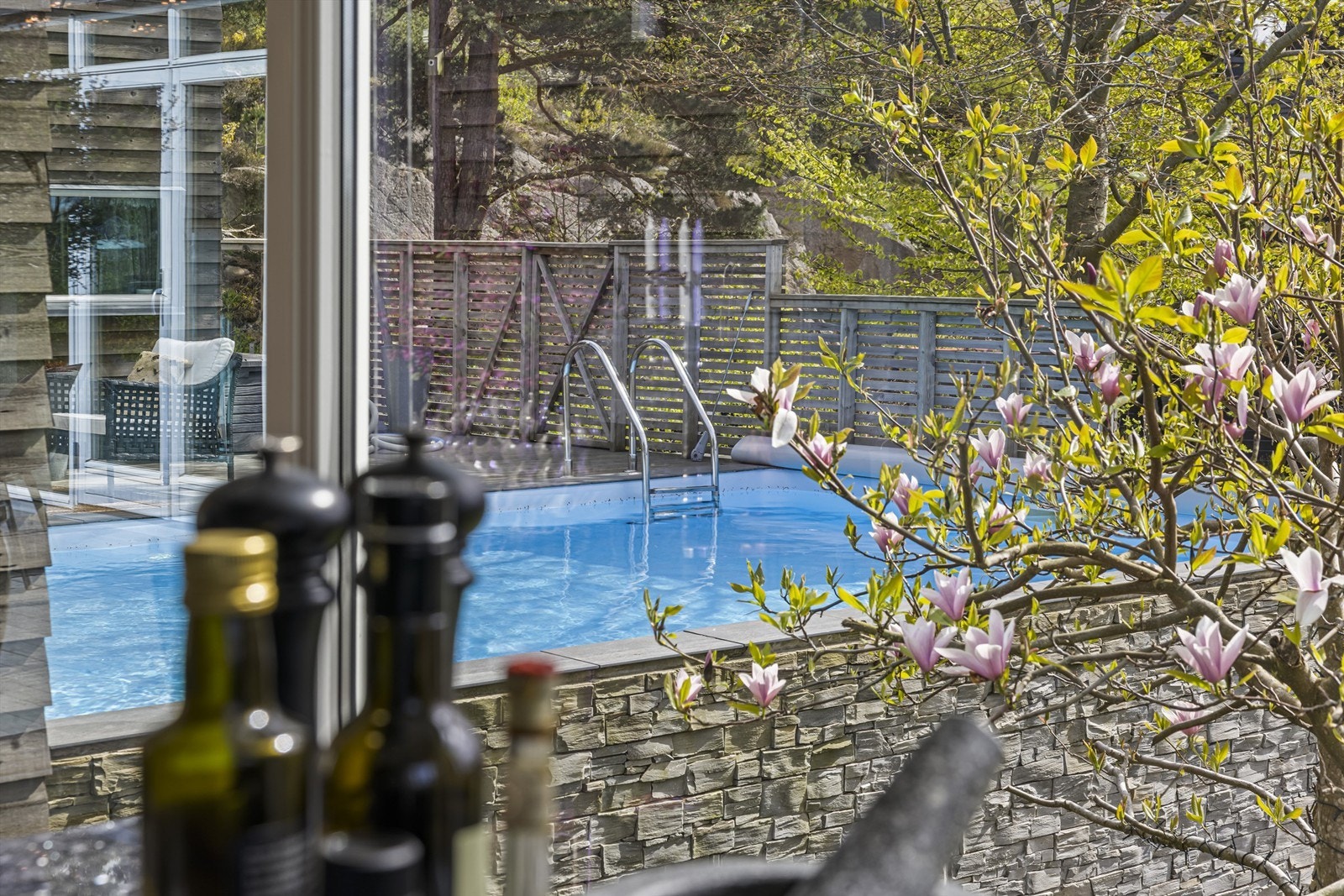 Utsikt mot bassengområdet fra kjøkkenet Galleribilde