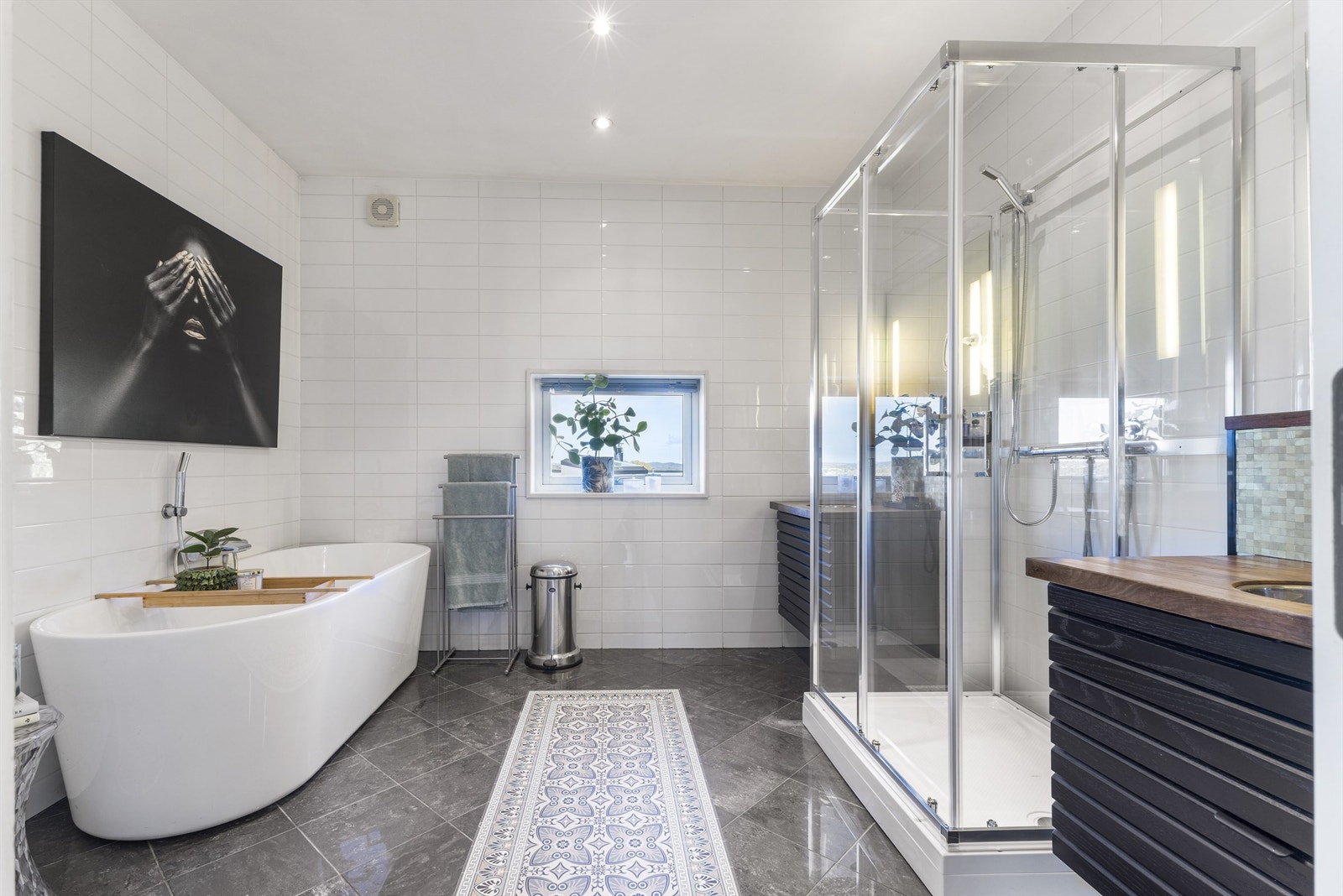 Lekkert flislagt bad i 2. etasje med badekar, 2 servantskap, toalett og nytt dusjkabinett Galleribilde