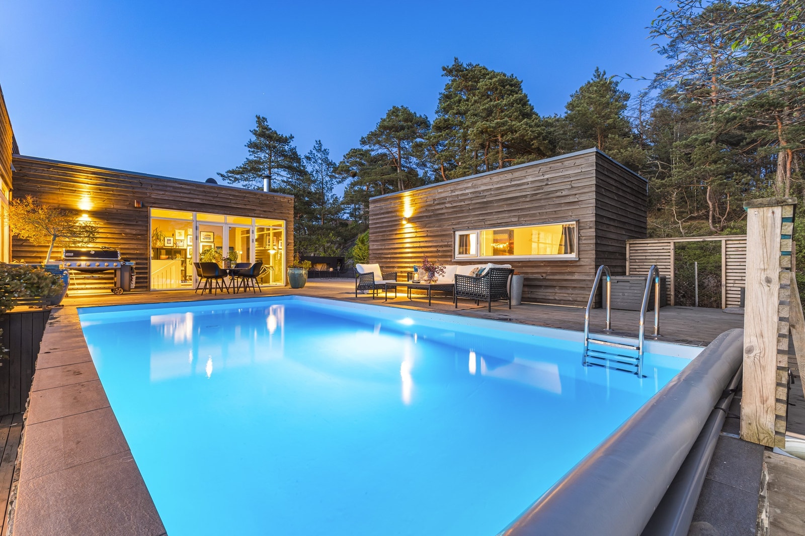 Gjennomført uteområde i skjermede omgivelser. Galleribilde